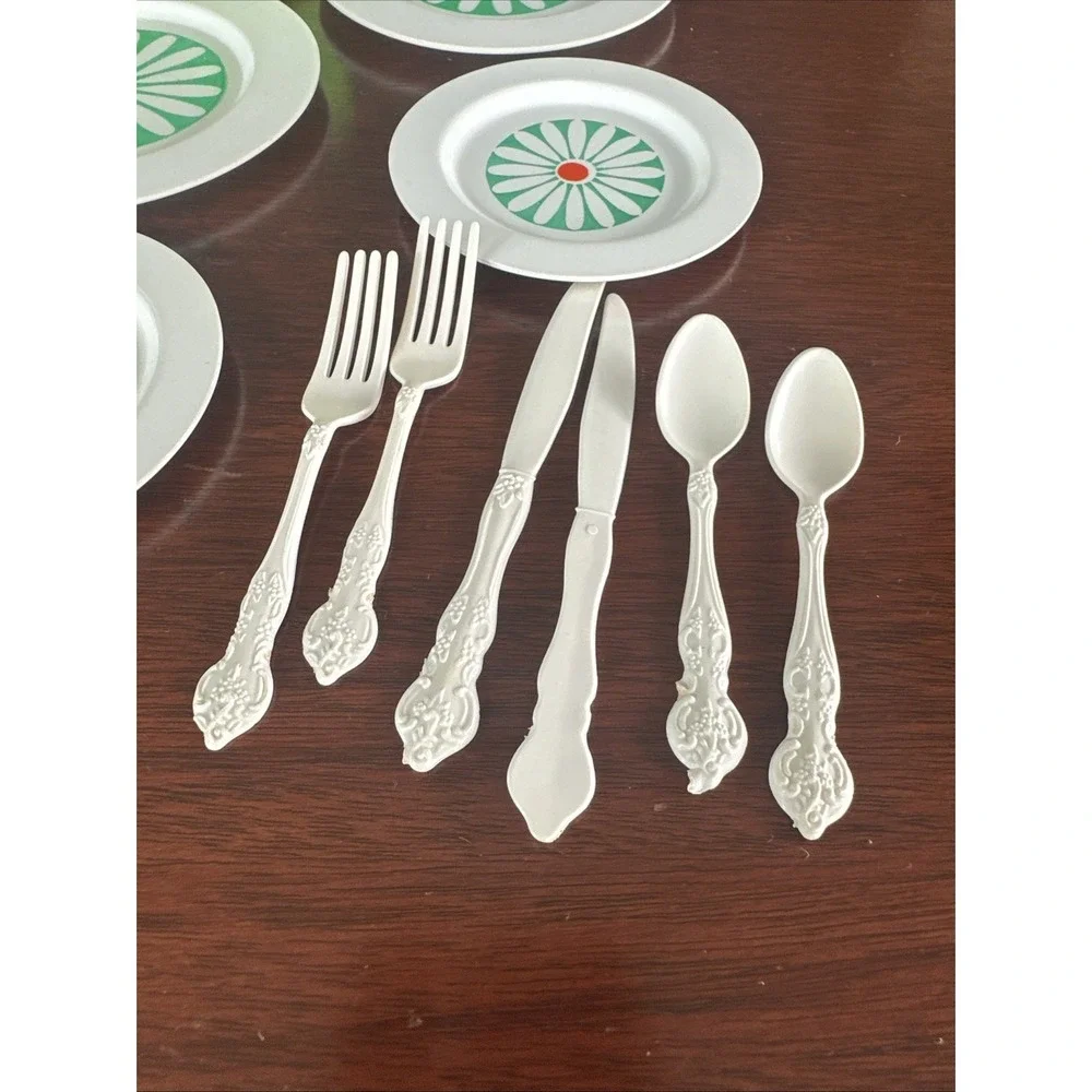 Vintage HG Toys Mod Daisy Flower  Mold #586 Play Tea Dishes W Silverware & Cups